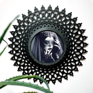 Gotyckie ozdobne czarne ramki, Witchy Dark Academia Wall Art, Horror Photo Frames, Makabryczny wystrój