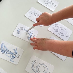 Cartões de rastreamento de números de 0 a 9 para impressão, habilidades iniciais de escrita, desenvolvimento de numeramento, aprender a escrever, reconhecimento de números, aprender a contar