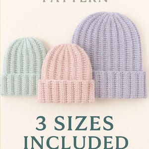 Può includere: Tre berretti a coste in colori pastello: verde menta, rosa chiaro e lavanda. L'immagine include il testo "EASY CROCHET PATTERN" e "3 TAGLIE INCLUSE: BAMBINO, BAMBINO E ADULTO".