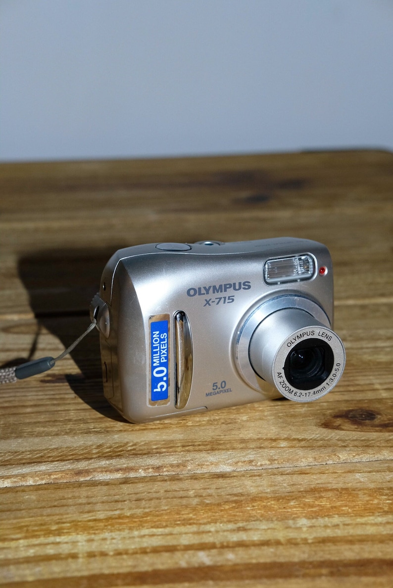 Olympus FE-115 X-715 5MP Retro Y2K Compact Digicam 2006 Vintage CCD Point and Shoot Camera imagem 1