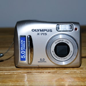 Olympus FE-115 X-715 5MP Retro Y2K Compact Digicam 2006 Vintage CCD Point and Shoot Camera imagem 2