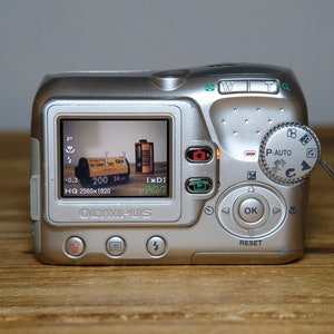 Olympus FE-115 X-715 5 MP Appareil photo numérique compact rétro de l'an 2000 Appareil photo CCD vintage 2006 image 3