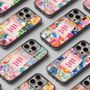 Puede incluir: Un conjunto de fundas de teléfono coloridas con un collage de imágenes y texto. El texto en las fundas dice "Guest Check", "MOR", "AMOR", "POR", "FAVOR", y "AS FREE AS THE OCEAN".