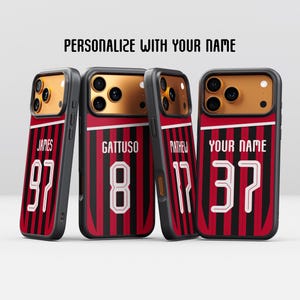 Puede incluir: Cuatro fundas negras para teléfono con un diseño a rayas rojas y negras, que se asemeja a una camiseta deportiva. Cada funda presenta un nombre y un número en blanco. El texto "PERSONALIZA CON TU NOMBRE" está arriba.