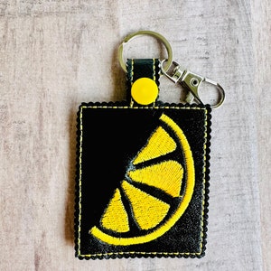 Refreshing Lemon Keychain - Handmade Citrus Fruit Charm for Bags & Keys - Unique Gift Idea for Lemon Lovers - Trendy Artisan Keyring.