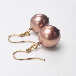 Pendientes colgantes de concha de perla de los Mares del Sur: cierre de plata de ley, joyería nupcial