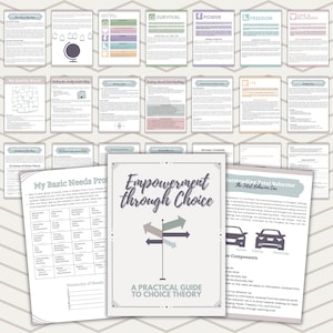 以下が含まれることがあります： 選択理論に関する教育用印刷物とガイドのコレクション。中央の画像は、「Empowerment through Choice」というタイトルの本で、方向指示のグラフィックが付いています。他のページでは、サバイバル、パワー、自由などのトピックを扱っています。