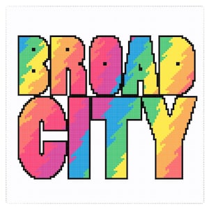 Pode incluir: Um design de pixel art arco-íris das palavras "Broad City".