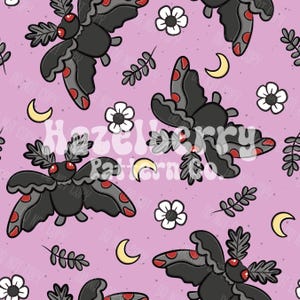 Puede incluir: Un patrón sin costuras con polillas negras con detalles rojos, flores blancas y lunas crecientes sobre un fondo rosa. El texto "Hazelberry Pattern Co." está escrito en una fuente retro.