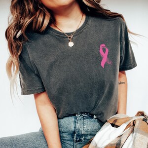 Camiseta Comfort Colors® contra el cáncer de mama, camiseta con lazo rosa, camiseta de concienciación sobre el cáncer, regalo para supervivientes de cáncer imagen 2