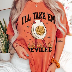 Comfort Colors Funny Thanksgiving Shirt for Women: Deviled Eggs Graphic Tee imagem 2