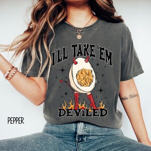 Comfort Colors Funny Thanksgiving Shirt for Women: Deviled Eggs Graphic Tee imagem 4