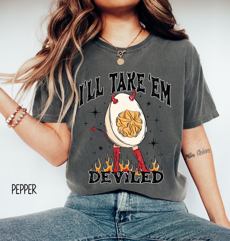 Comfort Colors Funny Thanksgiving Shirt for Women: Deviled Eggs Graphic Tee imagem 4