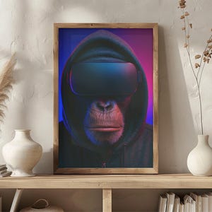 Puede incluir: Impresión artística enmarcada que presenta a un orangután con un casco de realidad virtual y una sudadera con capucha negra. El fondo tiene un degradado de azul y rosa. La obra de arte se exhibe en una estantería de madera con jarrones decorativos.