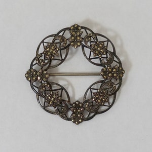 Spilla rotonda in marcasite floreale e argento