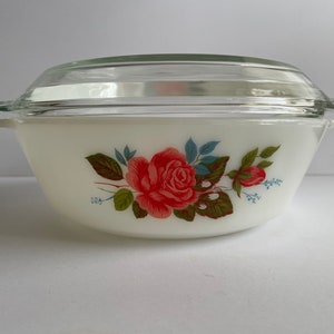JAJ Pyrex Cottage Rose Round Casserole Dish in excellent condition