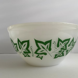 Agee Pyrex Green Ivy Leaves 8 inch mixing bowl