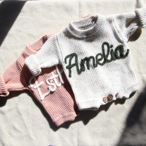 Mono de suéter con nombre de bebé personalizado: mono bordado personalizado para recién nacidos, anuncio de bebé, foto de hito, regalo de primer cumpleaños