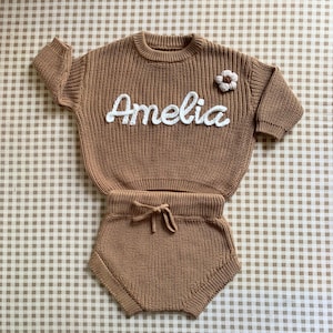 Conjunto de suéter y pantalones cortos con nombre de bebé personalizados: mono de punto bordado personalizado, atuendo para anunciar el nacimiento y volver a casa, fotos de recién nacidos.