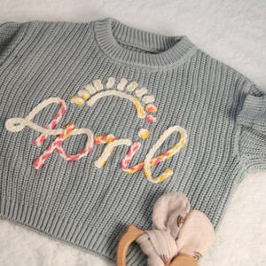 Suéter con nombre de bebé personalizado: mono bordado a mano para recién nacidos, suéter de punto grueso personalizado para niños pequeños, ropa con monograma personalizable