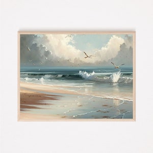 Könnte beinhalten: Ein Gemälde, das eine Meereslandschaft mit einem Sandstrand, blauen Ozeanwellen und einem bewölkten Himmel zeigt. Möwen fliegen über den Himmel.