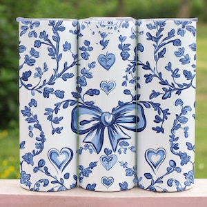 tumbler avvolgente con fiocco blu coquette png per bicchieri sottili da 20 once con cuori floreali senza cuciture vintage download digitale