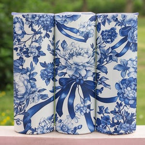 tumbler avvolgente con fiocco blu coquette png design con nastro floreale senza cuciture per download digitale a sublimazione da 20 once