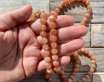 Sonnenstein Armband | Pfirsich Mondstein und Sonnenstein Armband | 8mm | Eine intuitiv gewählte | Goldenes Sonnenstein Armband
