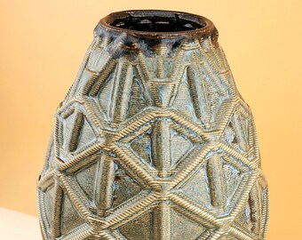 Triangle hatch vase