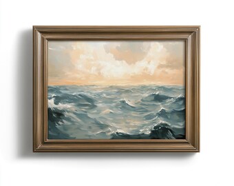 Puede incluir: Pintura enmarcada de un paisaje marino que representa un océano turbulento bajo un cielo nublado. La obra utiliza tonos de azul y blanco para las olas, con una cálida luz dorada que ilumina las nubes y el horizonte. El marco es de color marrón cálido.