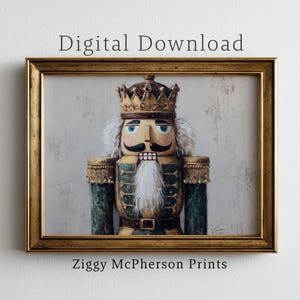 Puede incluir: Una impresión enmarcada de un soldado cascanueces con corona dorada, bigote y barba blanca. El cascanueces viste un uniforme verde y dorado. El texto "Digital Download" y "Ziggy McPherson Prints" son visibles.