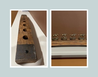 Può includere: Un porta bottiglie in legno con una base in metallo e otto fori per le bottiglie. Il porta bottiglie è decorato con piccole figurine di cavalli in metallo.