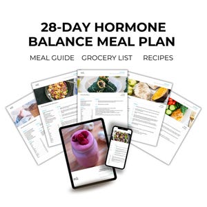 Puede incluir: Una colección de guías de planes de comidas impresas, una tableta y un teléfono inteligente, todos mostrando recetas de comidas. El texto "28-DAY HORMONE BALANCE MEAL PLAN" está en la parte superior. La tableta y el teléfono muestran un batido rosa con frambuesas.