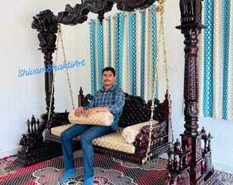 Balanço Maharaja artesanal em madeira de teca, com detalhes finamente esculpidos.