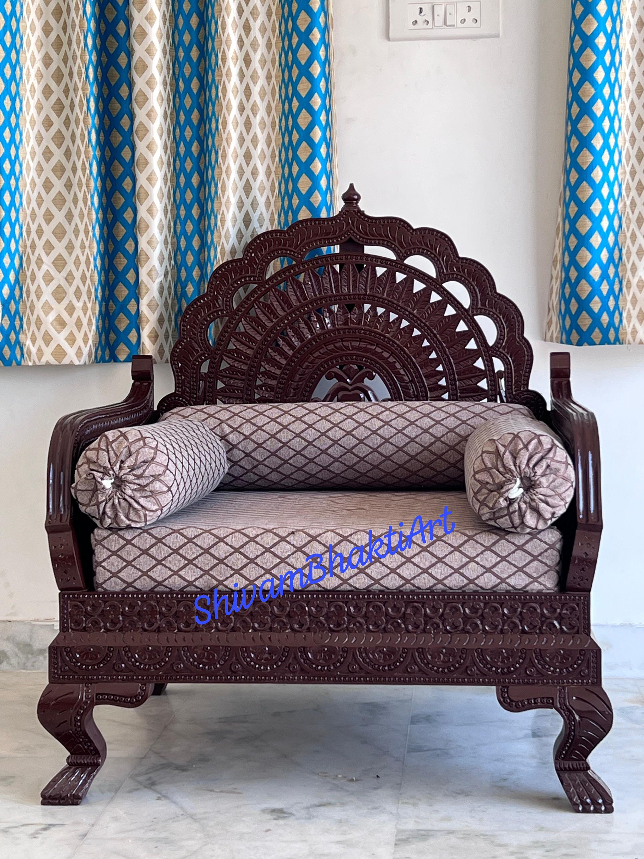 手作りの彫刻が施された無垢のローズウッドソファチェア、クッション