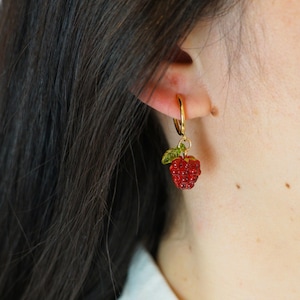 Raspberry Clip On Earrings Gold Hoop Earring Drop Pink Fruit Huggies, Dainty Fair Boho Ear Clips, Non Pierced Ears No Piercing Girl Earring imagem 2