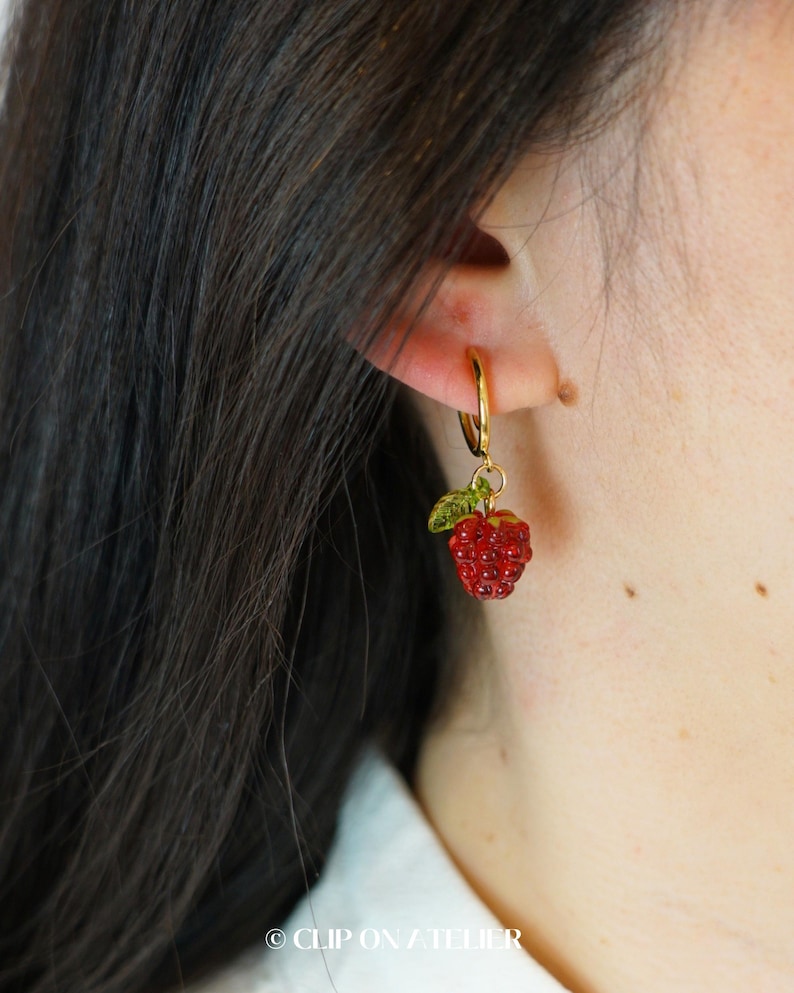 Raspberry Clip On Earrings Gold Hoop Earring Drop Pink Fruit Huggies, Dainty Fair Boho Ear Clips, Non Pierced Ears No Piercing Girl Earring imagem 2