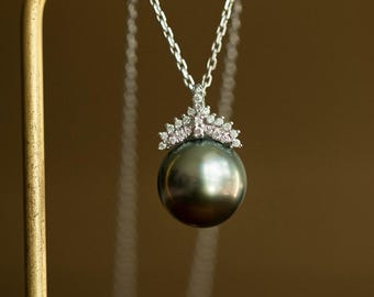 Collana con perla nera di Tahiti da 13 mm: pendente Art Déco con diamanti, oro 14 carati