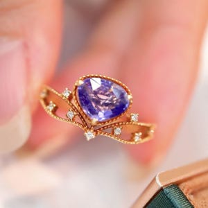 Unique natural blue purple sapphire engagement ring in solid 18k gold/Sri Lanka vintage sapphire engagement ring/art deco sapphire fine ring