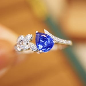 Anillo único de zafiro azul natural con hoja en oro blanco de 18 quilates. Delicado anillo apilable de mini zafiro azul. Anillo de compromiso con zafiro de diamante para mujer.