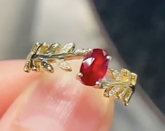 Anello con ramoscello e rubino in oro 18k: anello con ramo ispirato alla natura