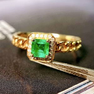 Diamond Halo Emerald Ring/Unique Emerald Ring in 18K Gold/Personalized emerald Ring for Her/Handmade real Emerald ring/Custom Ring for her