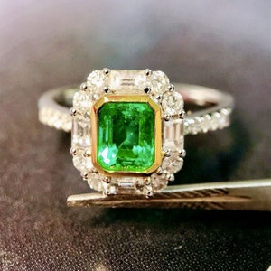 High End Real Emerald Ring with diamond halo/Unique Natural Emerald Ring in 18K White Gold/Personalized Handmade Emerald ring/Custom Ring