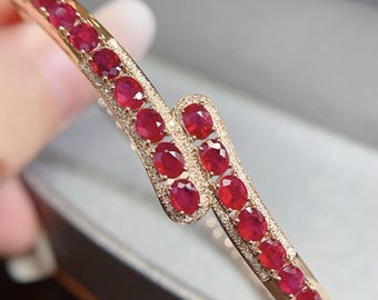 Pulsera de rubíes de alta gama color rojo sangre de paloma en oro rosa de 18k / Pulsera de rubíes ovalados con halo de diamantes / Brazalete apilable de rubíes estilo art déco para mujer