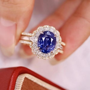 Anillo de compromiso de lujo con zafiro azul aciano natural en oro blanco de 18 quilates, zafiro ovalado y halo de diamantes único.