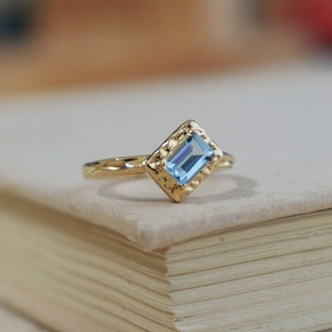 18k solid gold twig aquamarine ring/High end aquamarine ring/Trendy real aquamarine ring/Dainty aquamarine ring/trendy aquamarine ring women