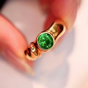 unique Tsavorite bezel ring in 18k solid gold/trendy chunky handmade art deco tsavorite ring birthstone anniversary/heavy gold green garnet