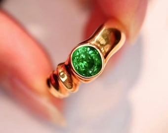 unique Tsavorite bezel ring in 18k solid gold/trendy chunky handmade art deco tsavorite ring birthstone anniversary/heavy gold green garnet