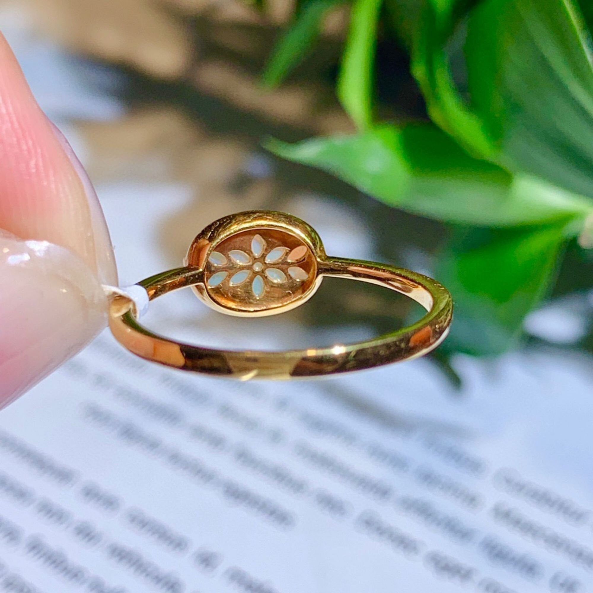 繊細なオーストラリア産オパールリング：18金ローズゴールド