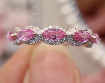 Anillo de zafiro rosa de oro blanco de 18k: alianza de boda con halo de diamantes.